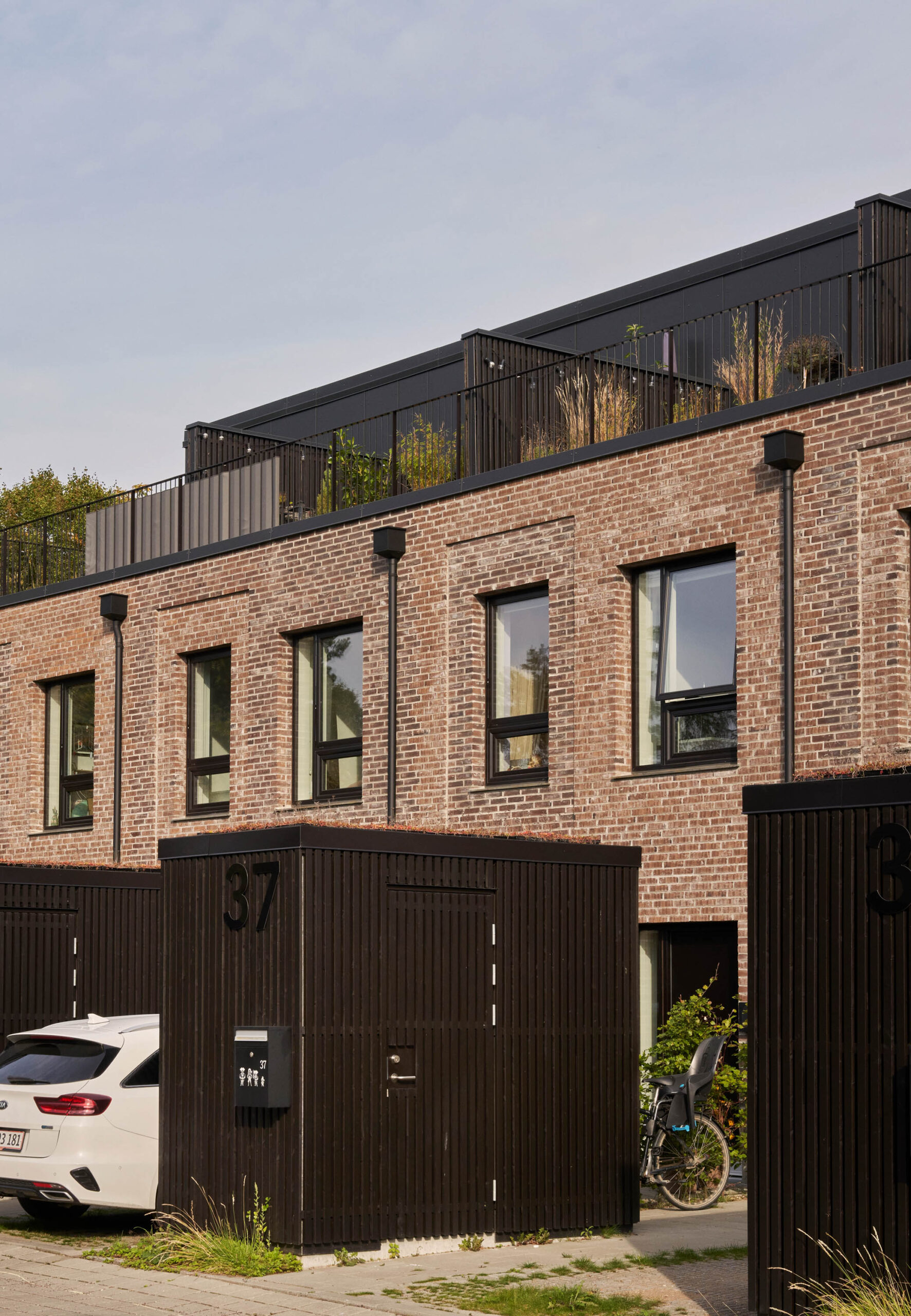 Private Indkørsler foran foran plantagerækkerne