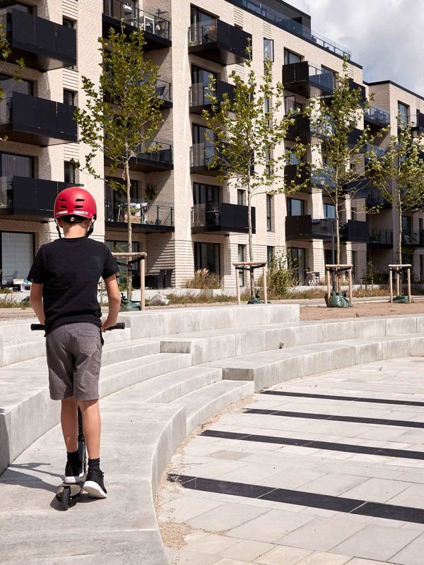 Dreng pÃ¥ lÃ¸behjul pÃ¥ trappe foran Kernehuset