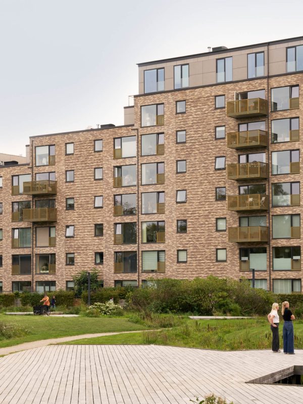 GrÃ¸nne stier og gadekÃ¦r foran terrassehavens etageejendom